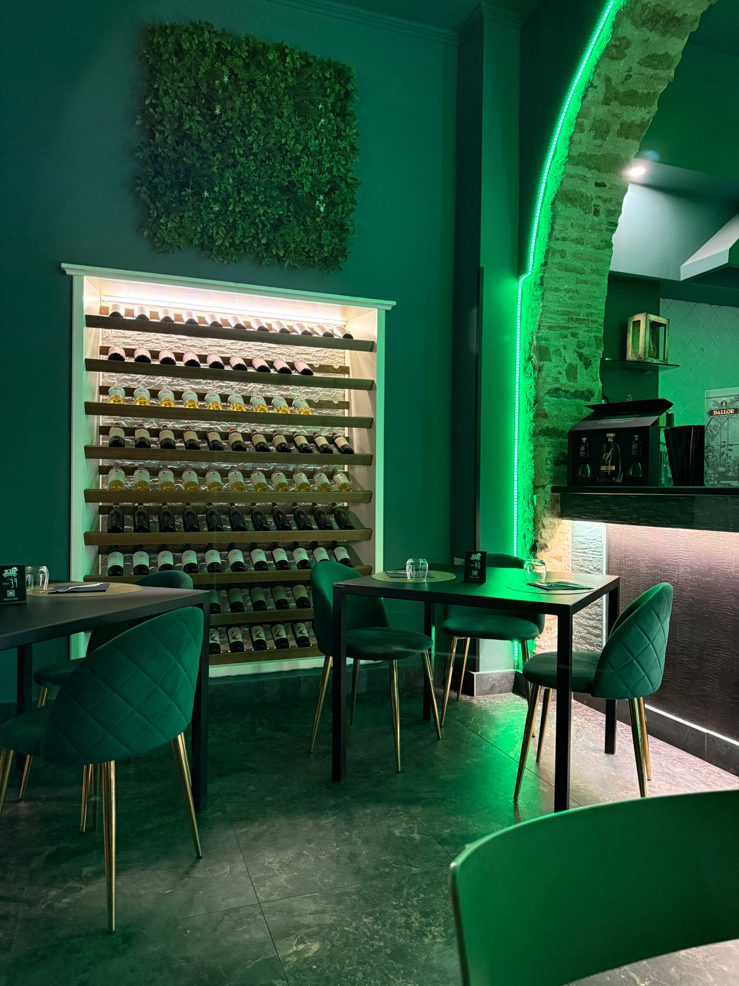 270 Grammi — parete vini e neon verde
